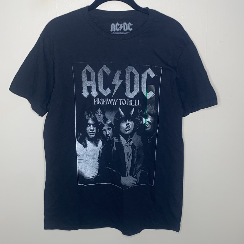 🪿NWT AC/DC Black graphic tee! - Picture 2 of 7
